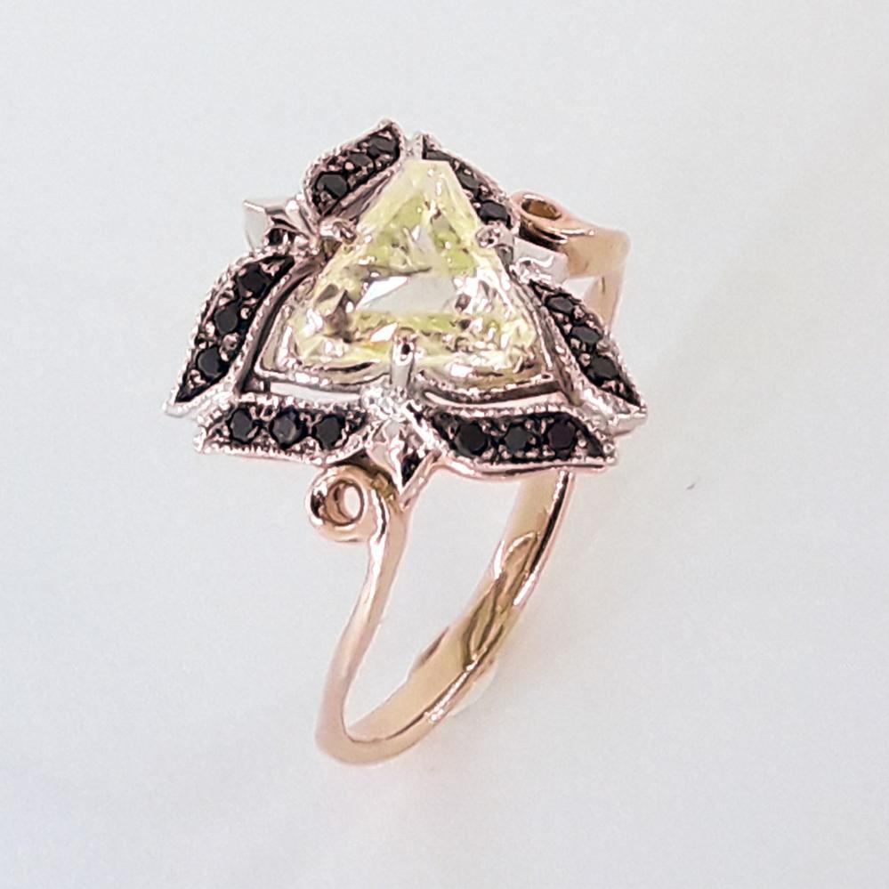 Золота каблучка з діамантом фентезі 585 проби