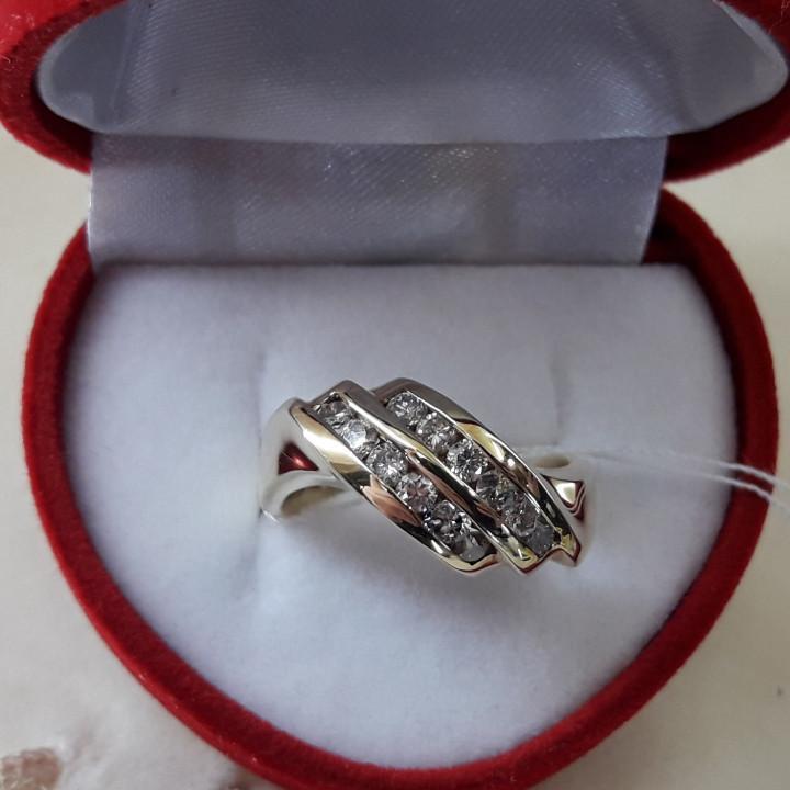 Золота каблучка з діамантами