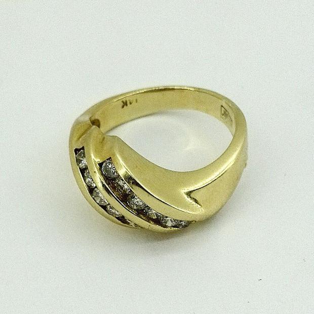 Золота каблучка з діамантами