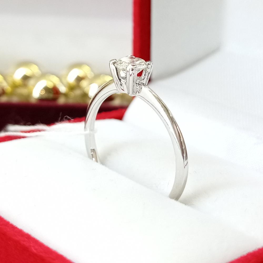 Золота каблучка з діамантом біле золото