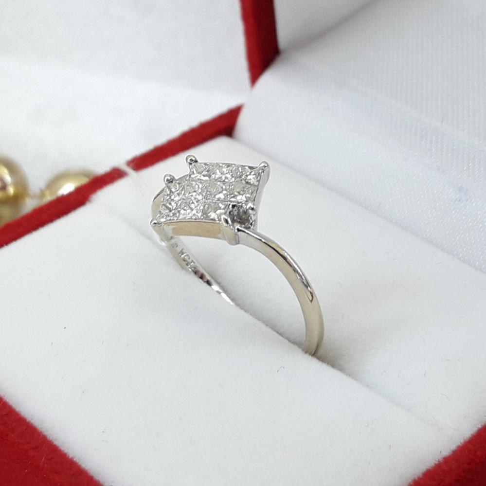 Золота каблучка з діамантами біле золото 750 проба