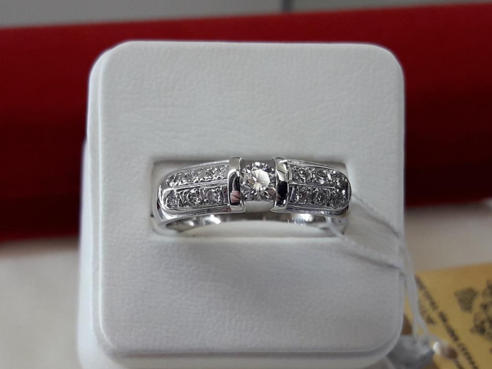 Золота каблучка з діамантами в білому золоті 585 проби