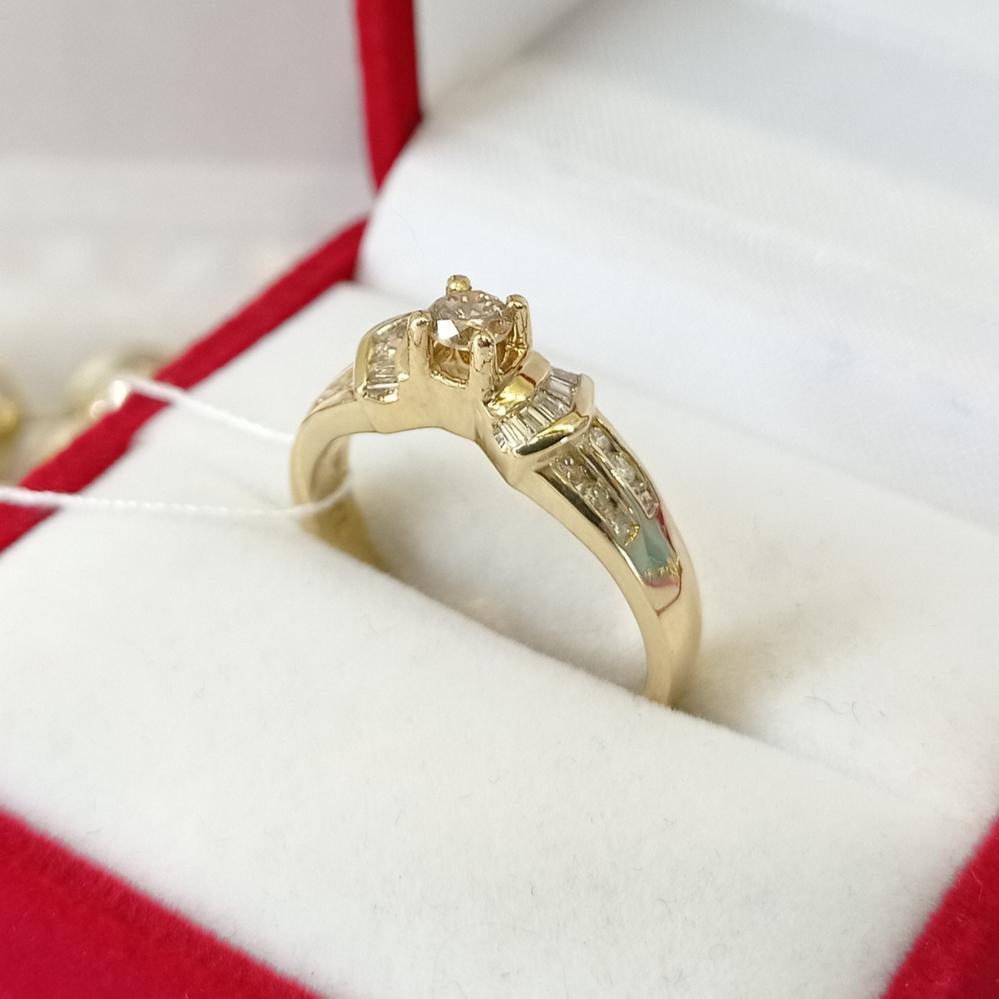 Золота каблучка з діамантами