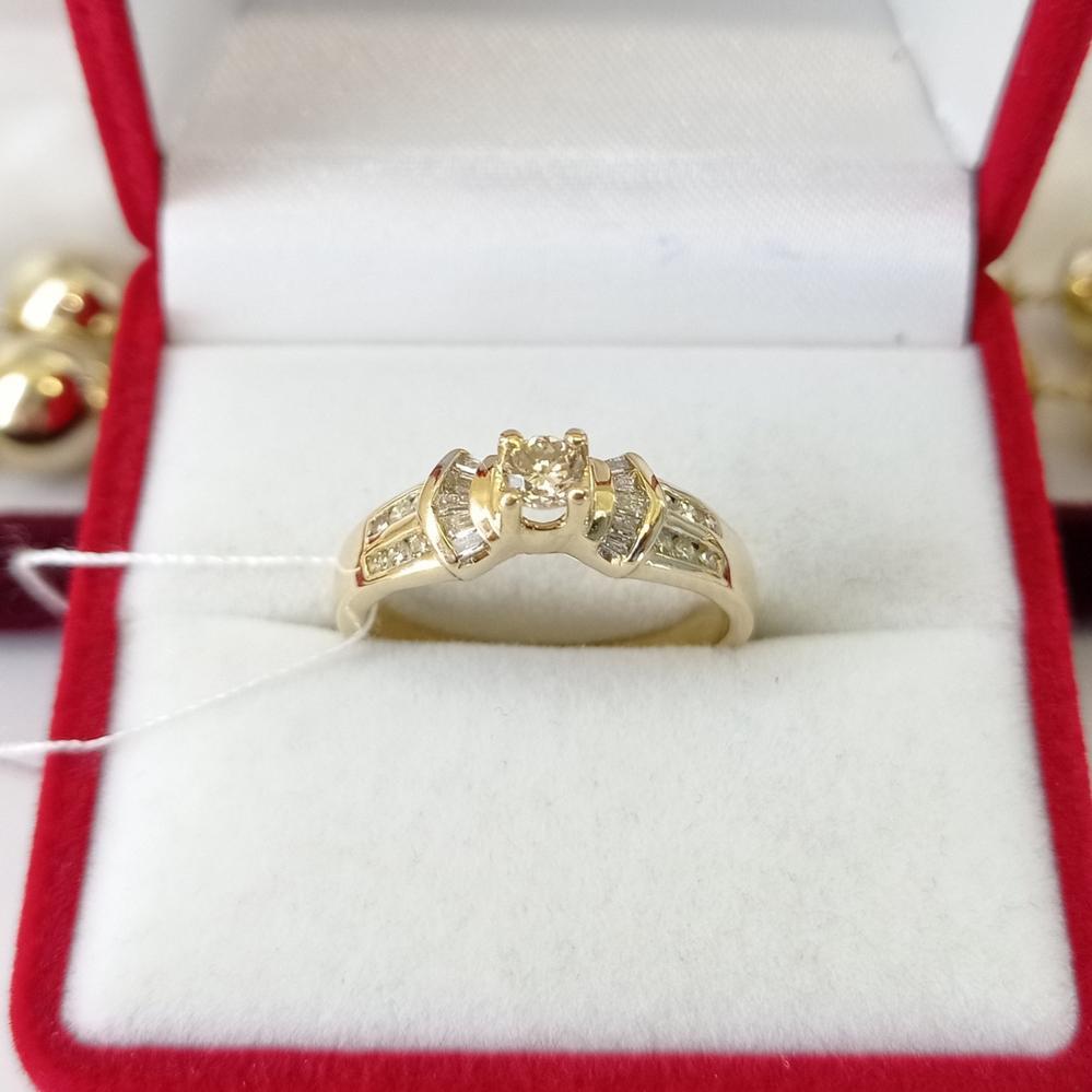 Золота каблучка з діамантами