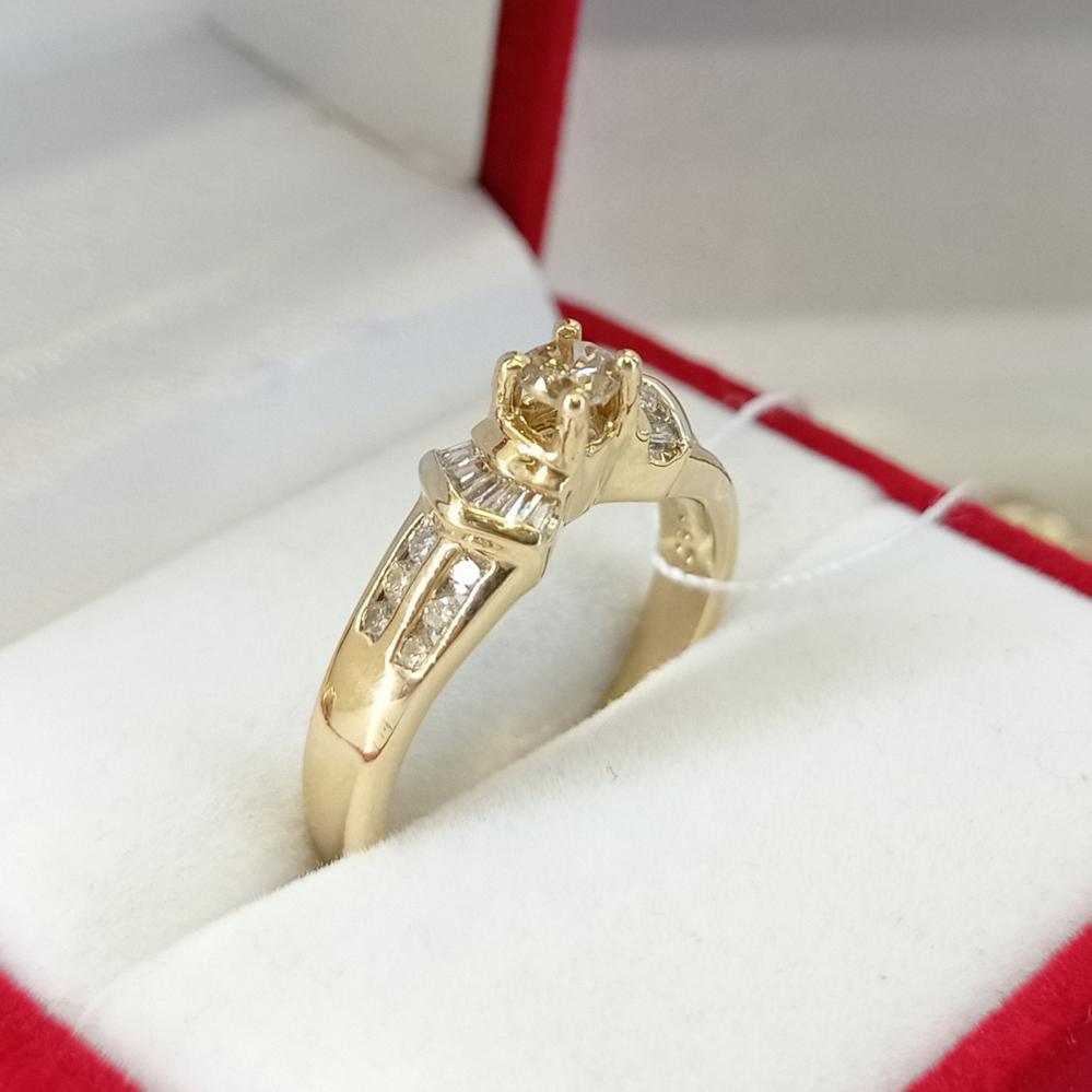 Золота каблучка з діамантами