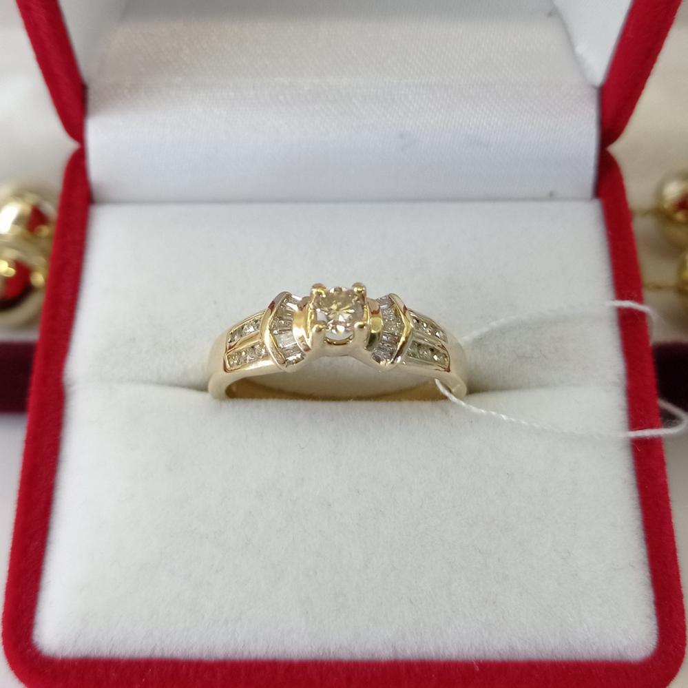 Золота каблучка з діамантами