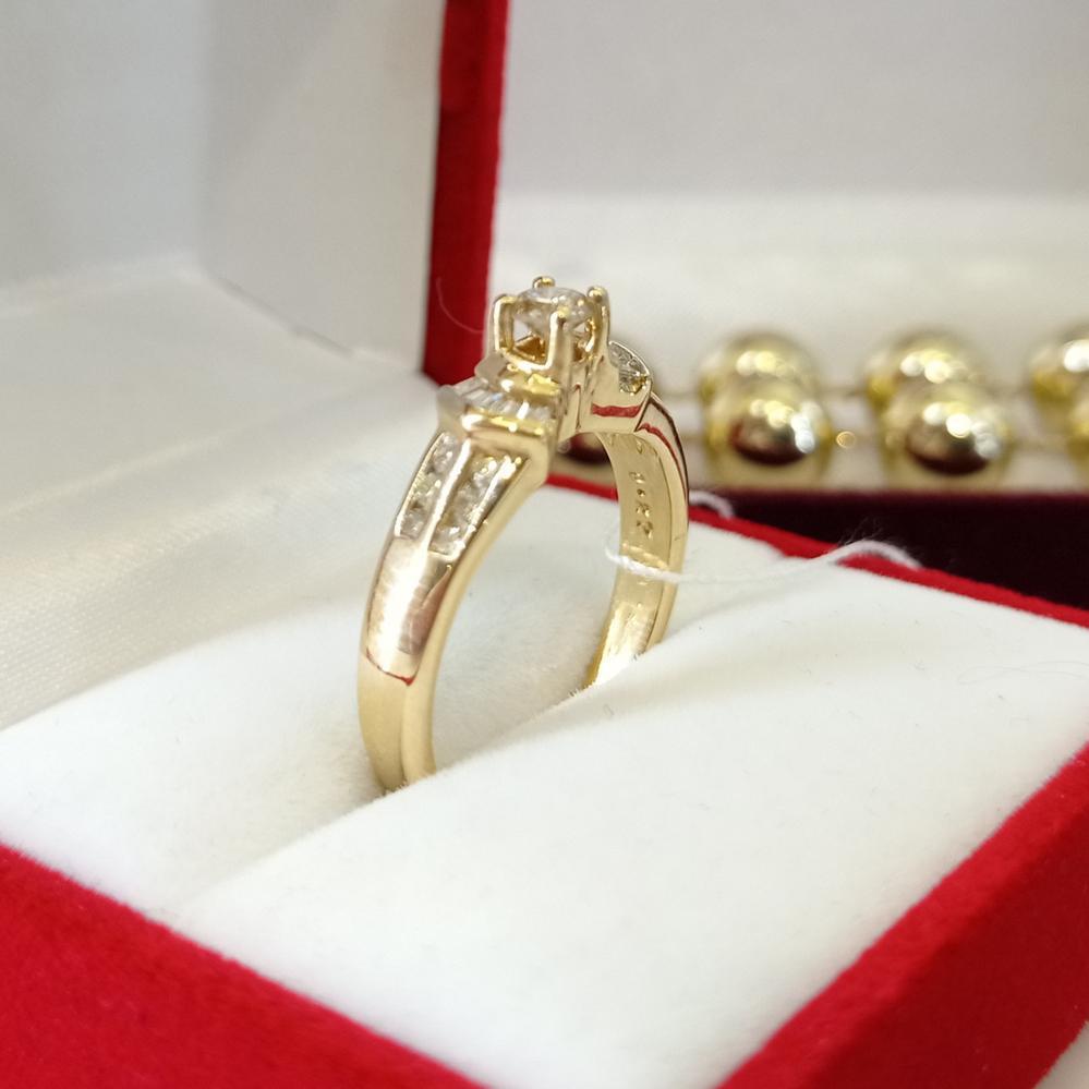 Золота каблучка з діамантами