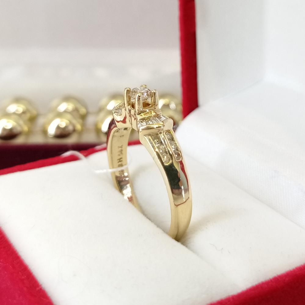 Золота каблучка з діамантами