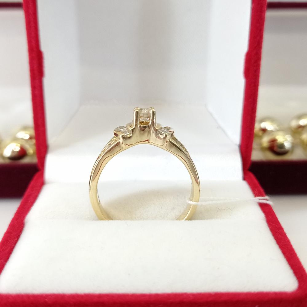 Золота каблучка з діамантами