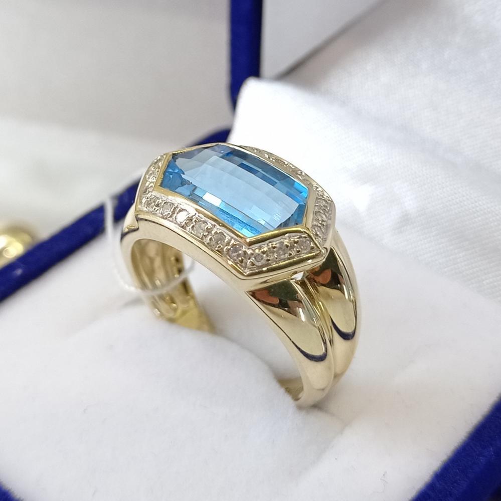 Золота каблучка перстень з блакитним топазом та діамантами