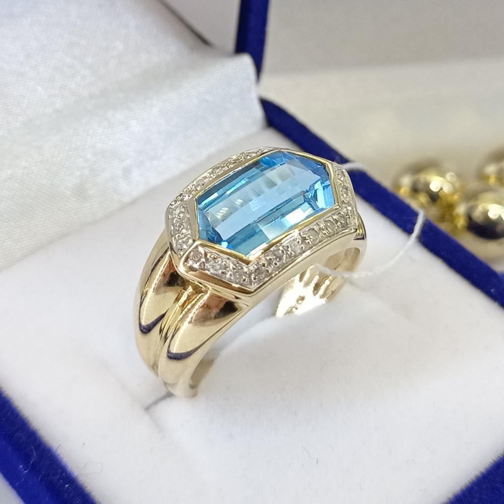 Золота каблучка перстень з блакитним топазом та діамантами