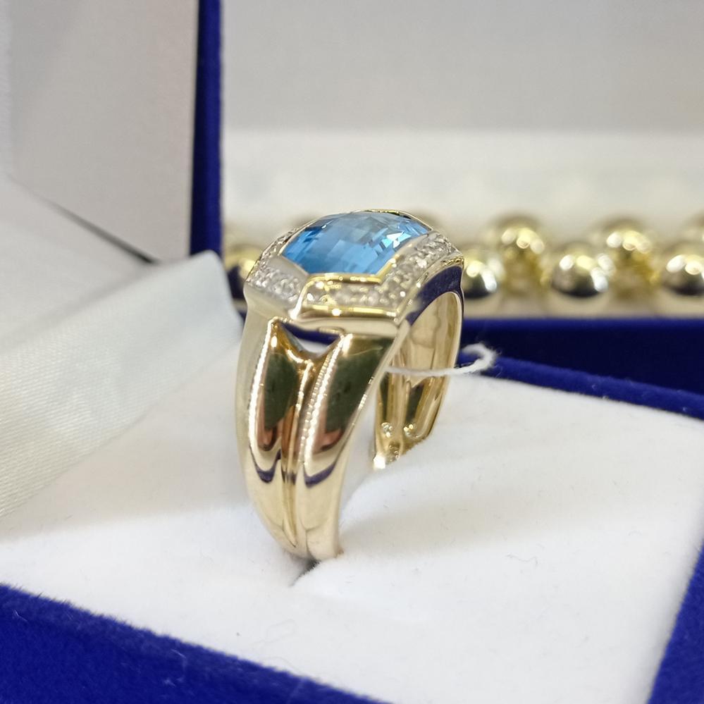 Золота каблучка перстень з блакитним топазом та діамантами