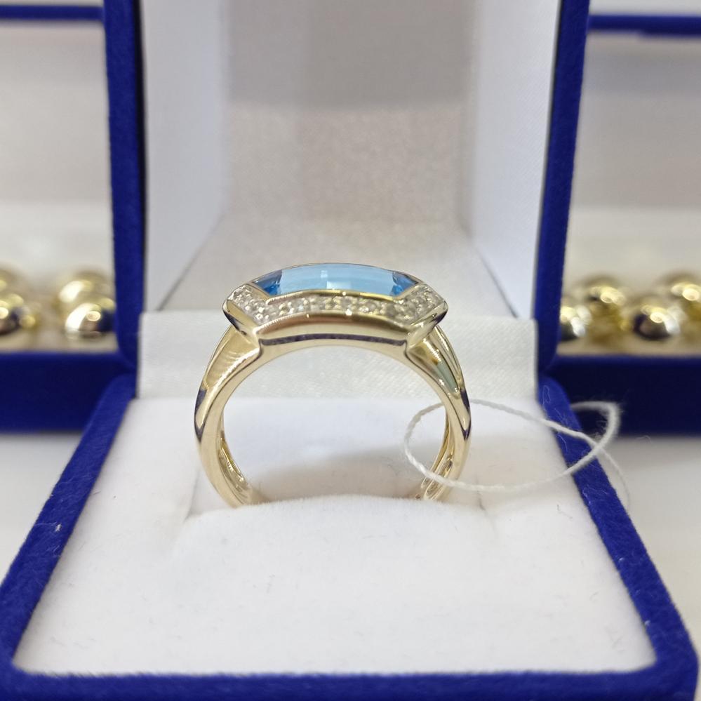 Золота каблучка перстень з блакитним топазом та діамантами