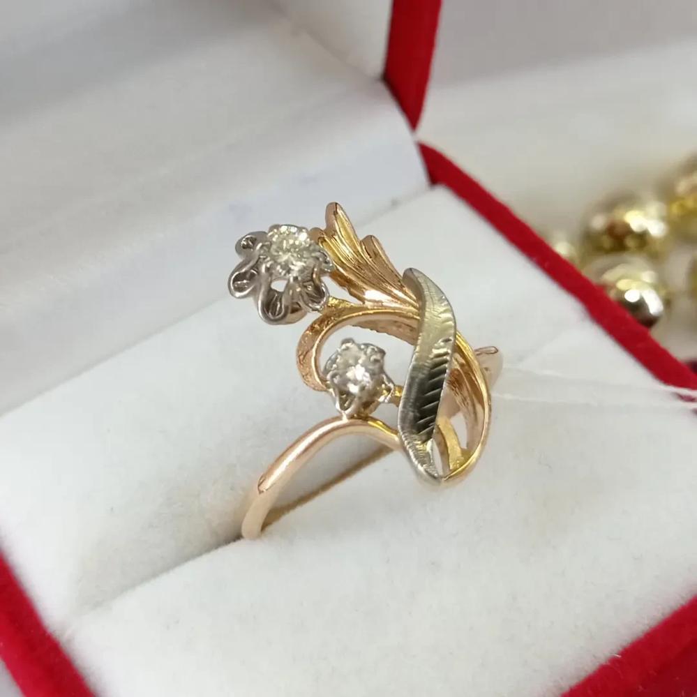 Класична золота каблучка з діамантами