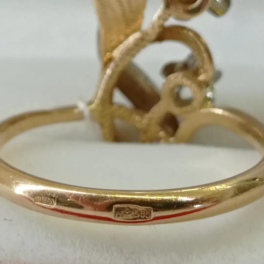 Класична золота каблучка з діамантами