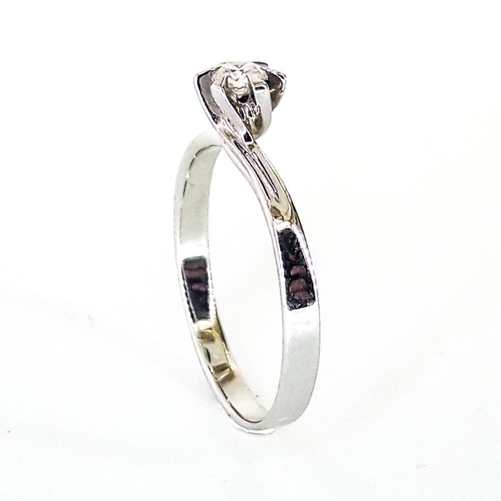 Золота каблучка в білому золоті з діамантом помолвочное