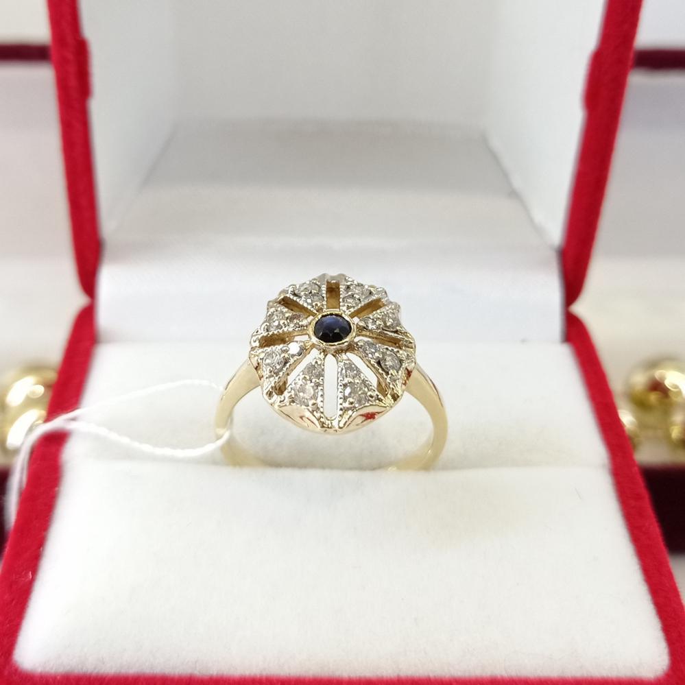 Класична золота каблучка з сапфіром та діамантами