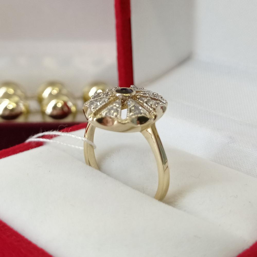 Класична золота каблучка з сапфіром та діамантами