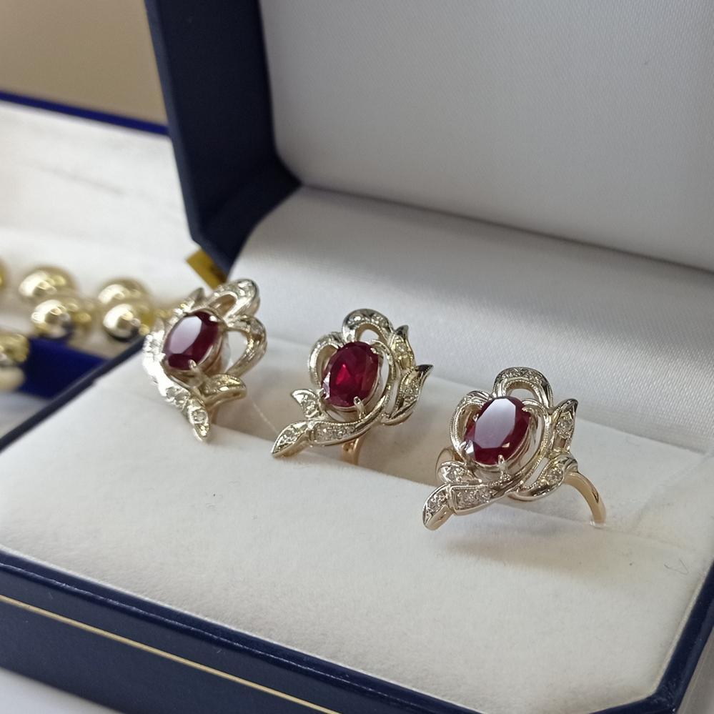 Золота каблучка з рубіном та діамантами