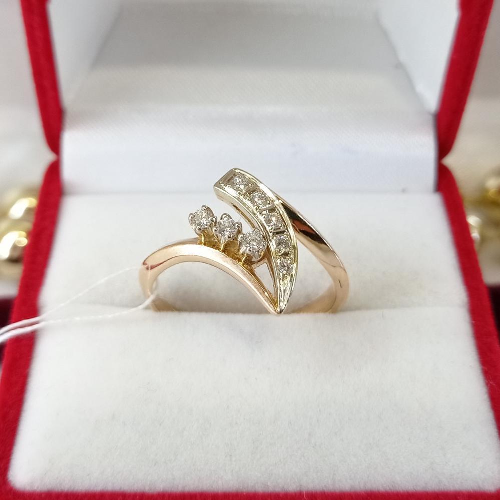 Класична золота каблучка з діамантами