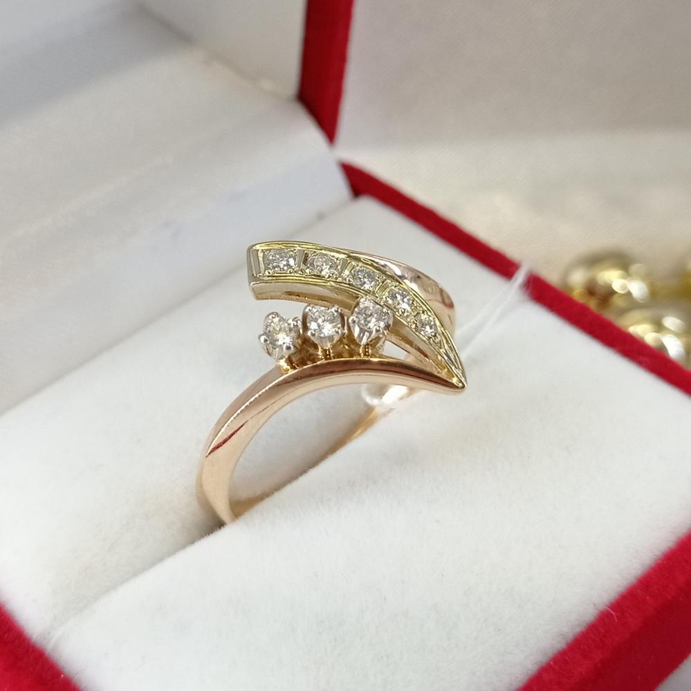 Класична золота каблучка з діамантами