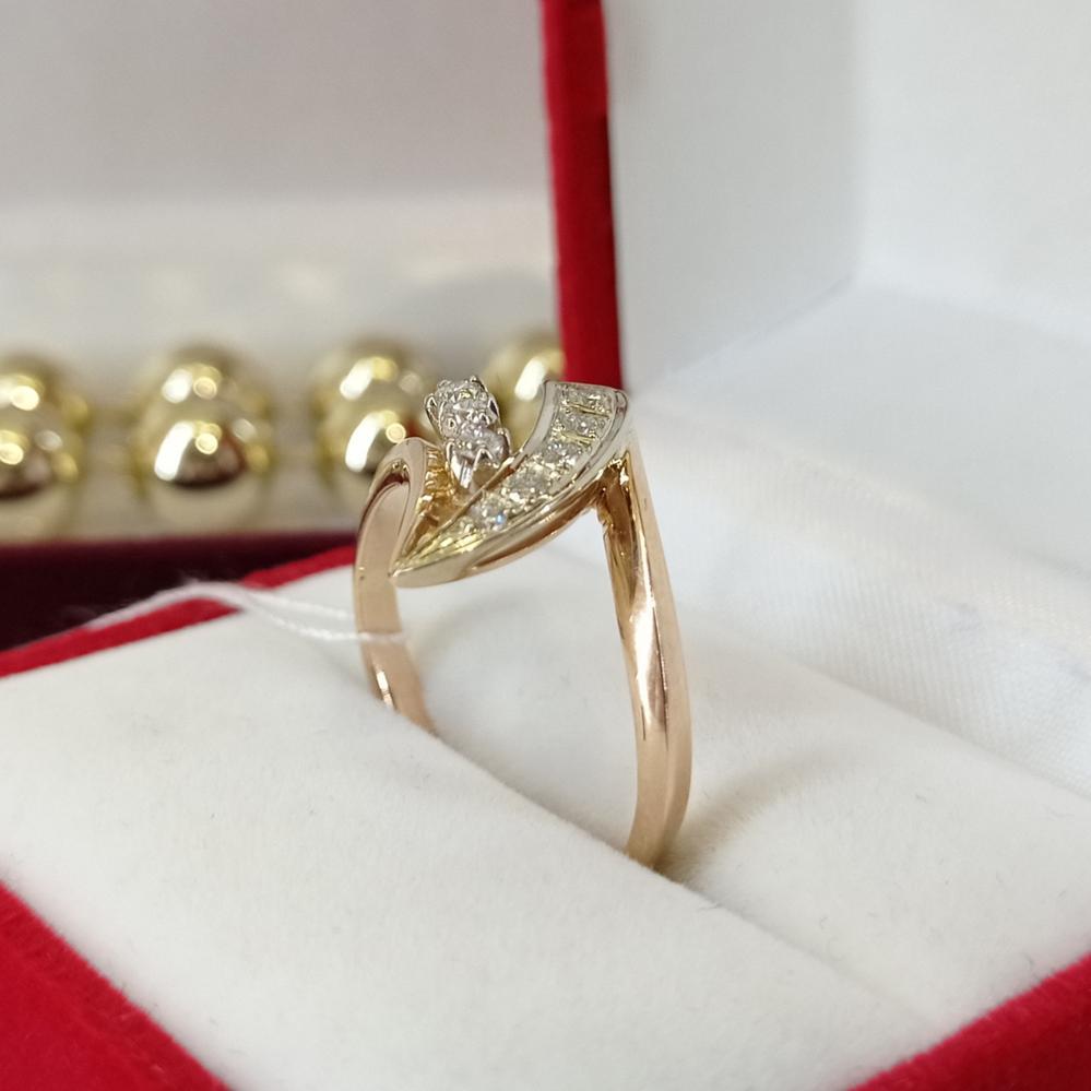 Класична золота каблучка з діамантами