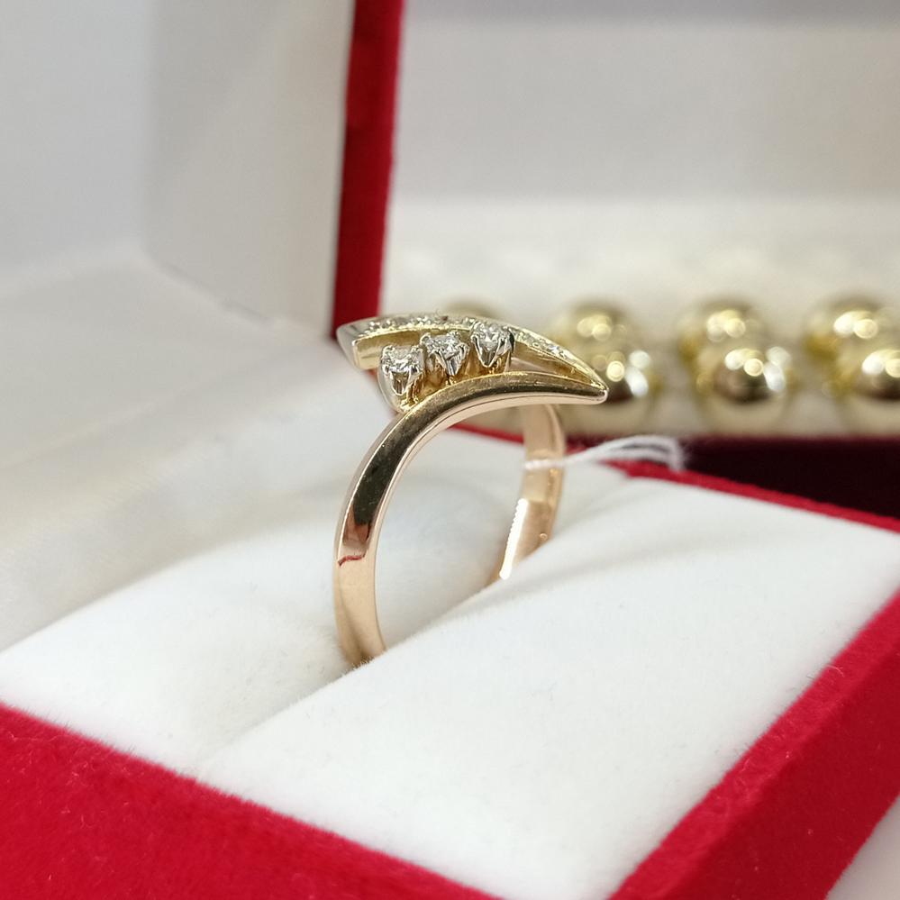 Класична золота каблучка з діамантами