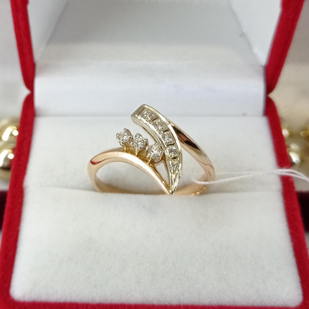 Класична золота каблучка з діамантами