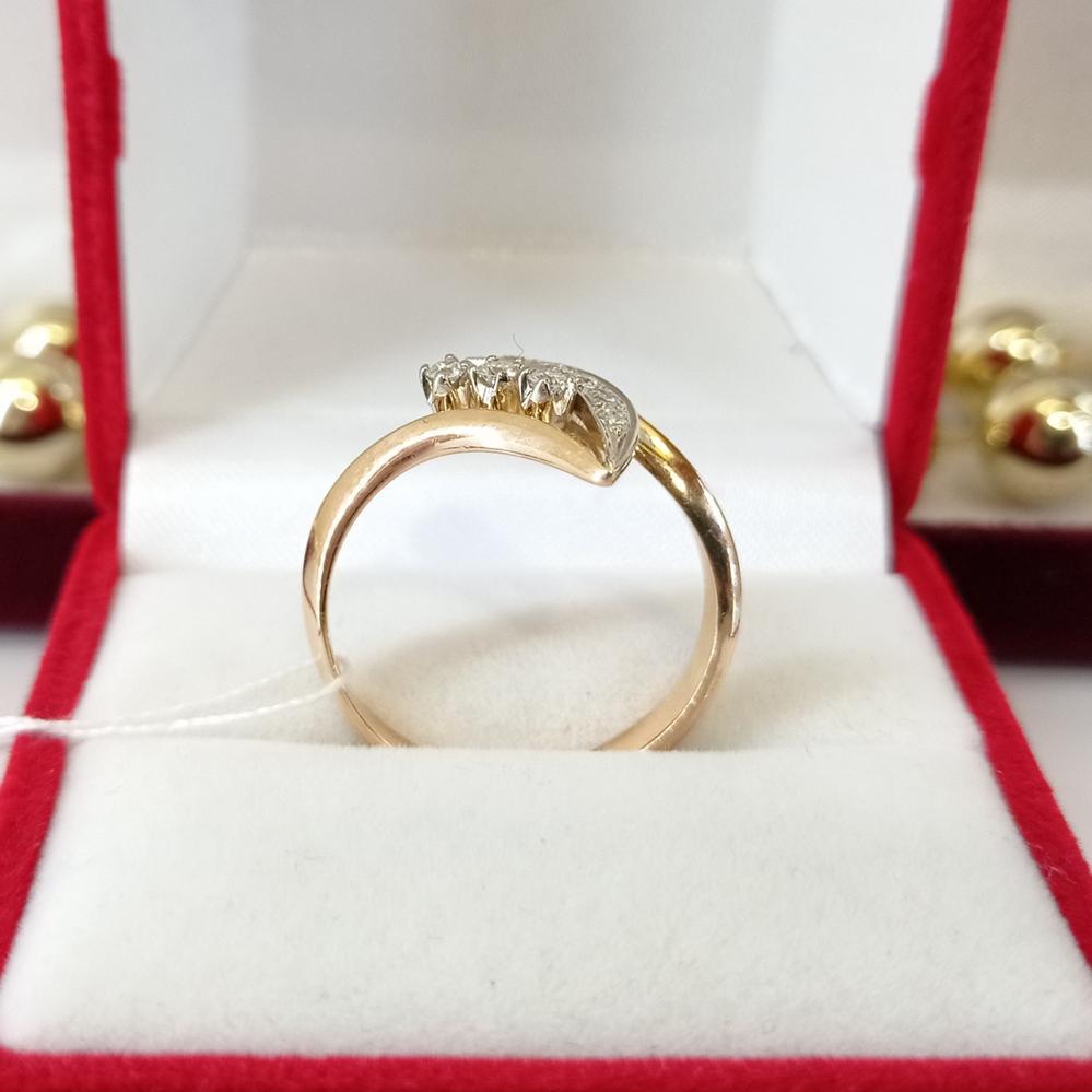 Класична золота каблучка з діамантами