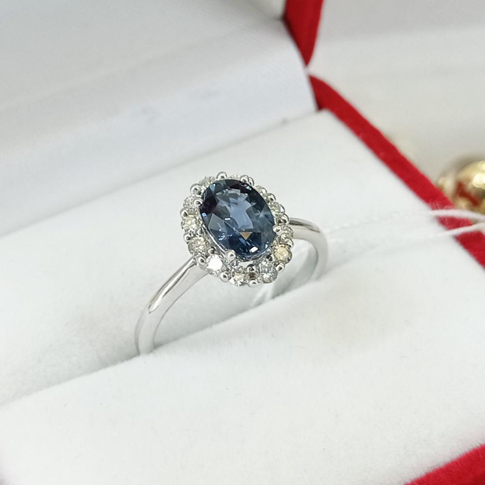 Золота каблучка з сапфіром і діамантами малинка