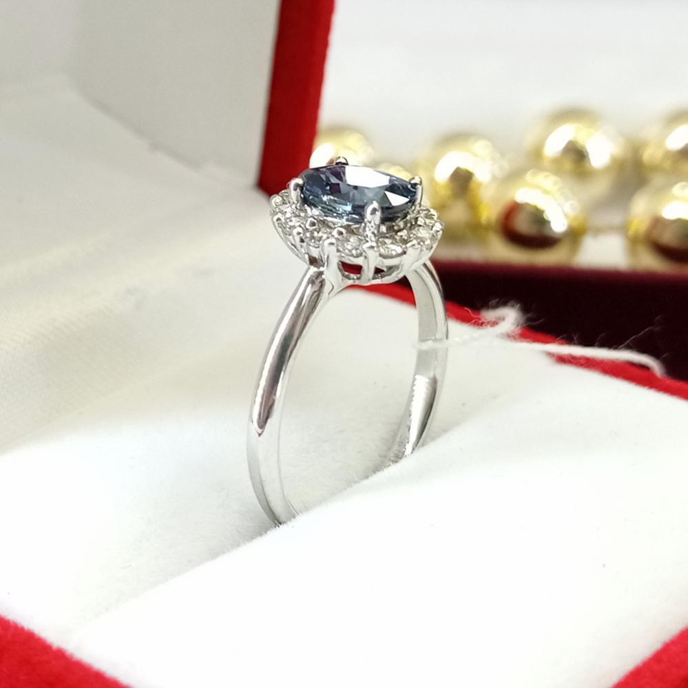 Золота каблучка з сапфіром і діамантами малинка