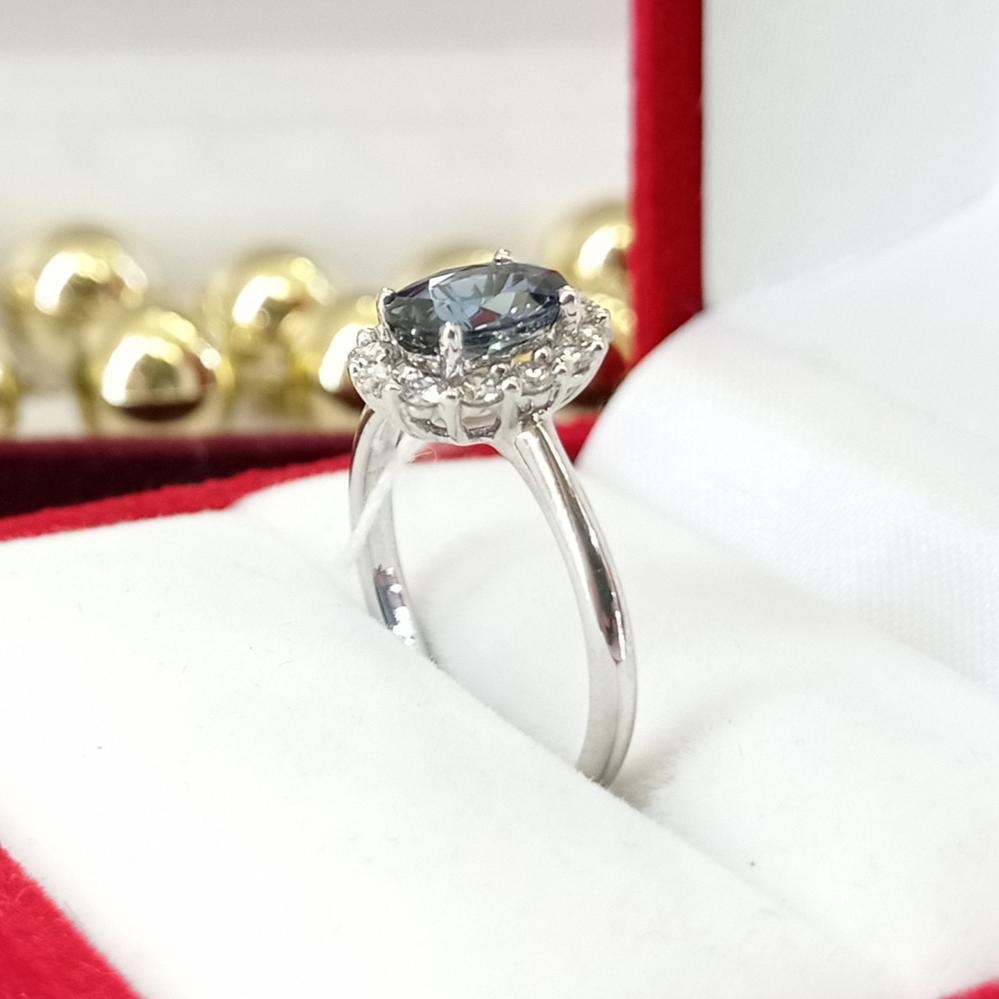 Золота каблучка з сапфіром і діамантами малинка