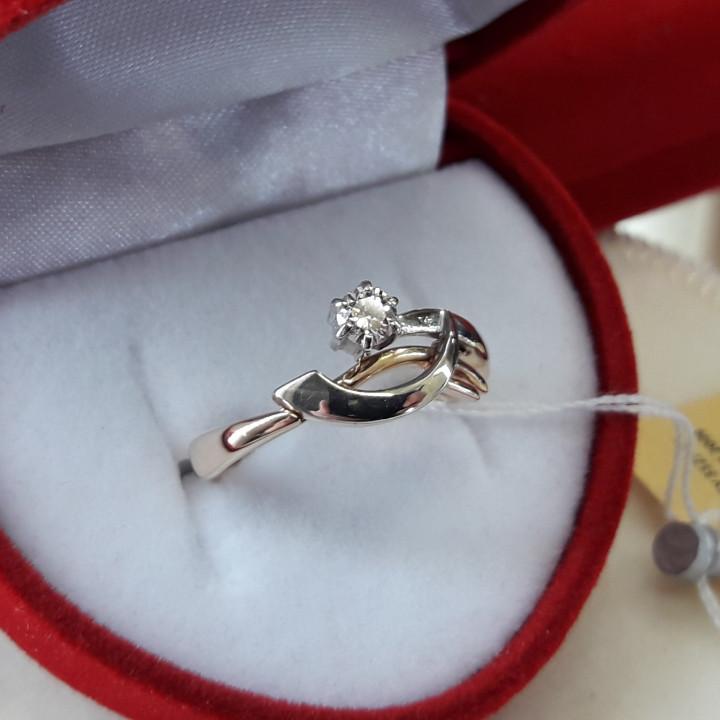 Золота каблучка з діамантом