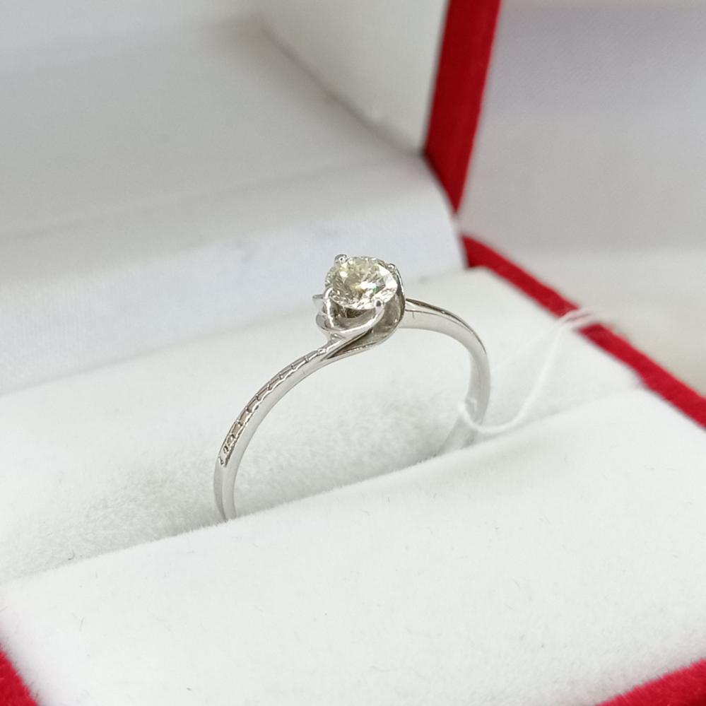 Золота каблучка з діамантом