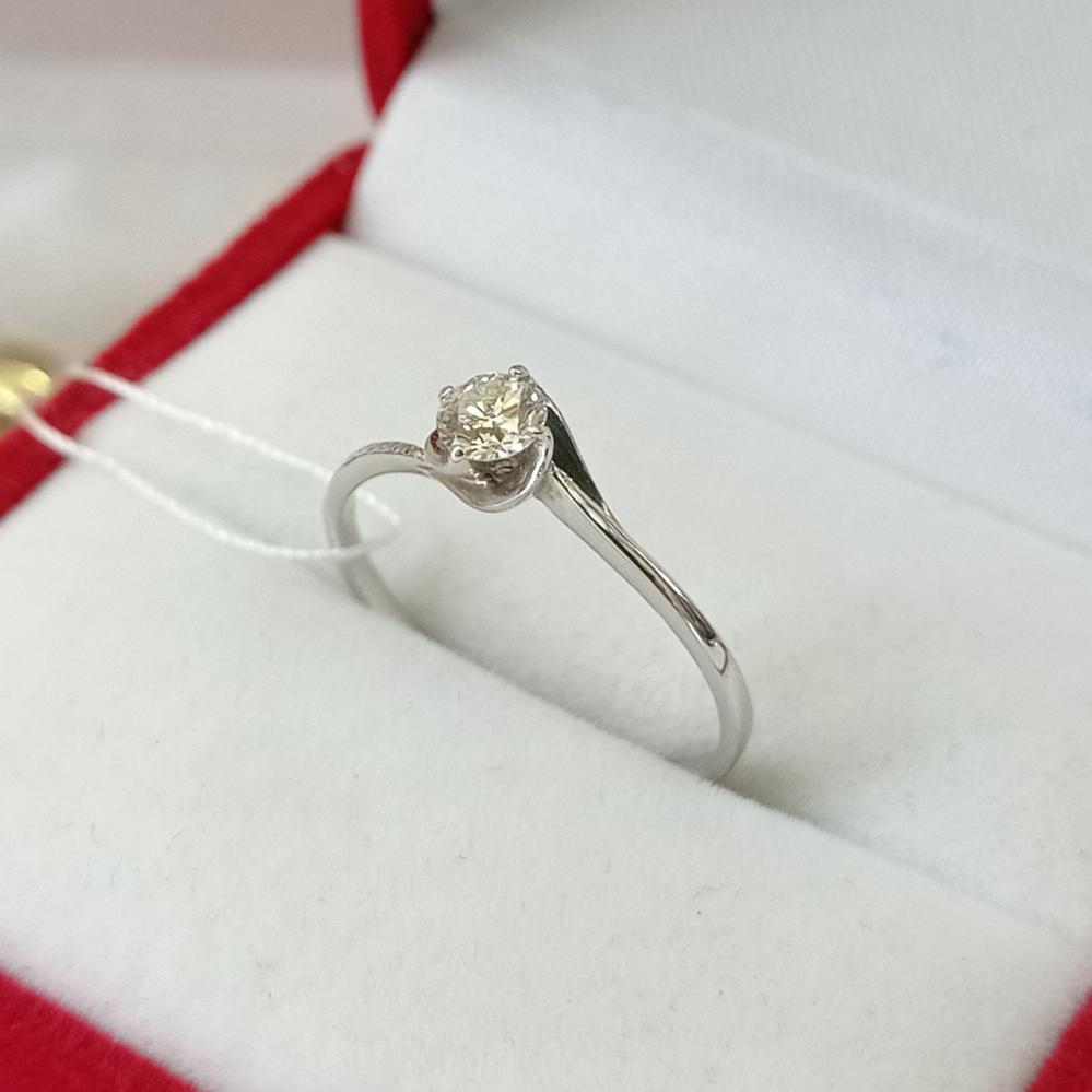 Золота каблучка з діамантом