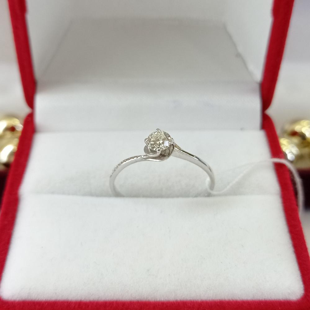 Золота каблучка з діамантом