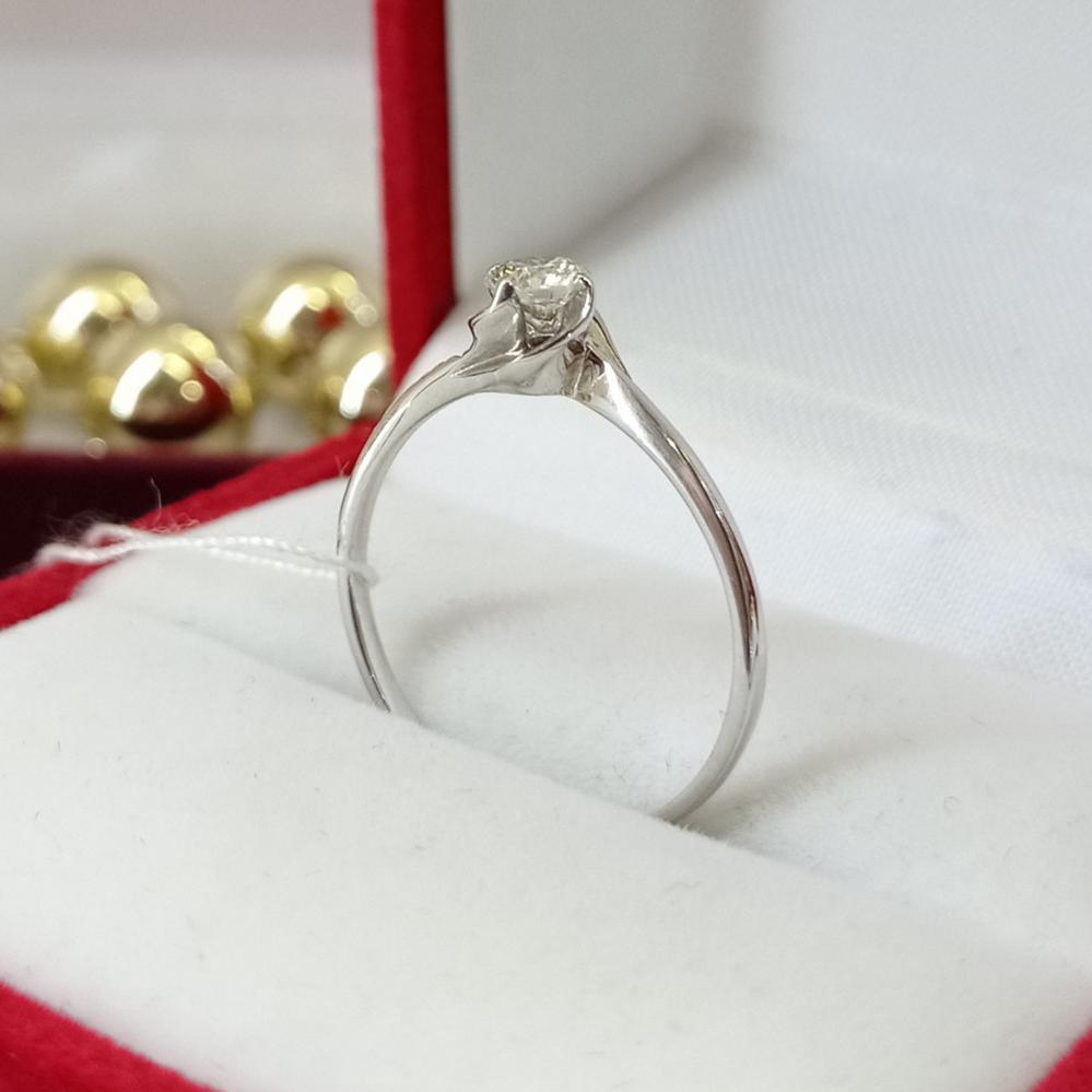 Золота каблучка з діамантом