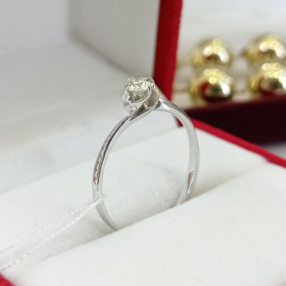 Золота каблучка з діамантом