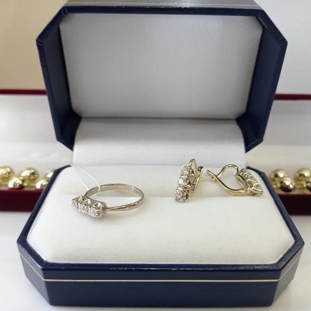 Золота каблучка з діамантами