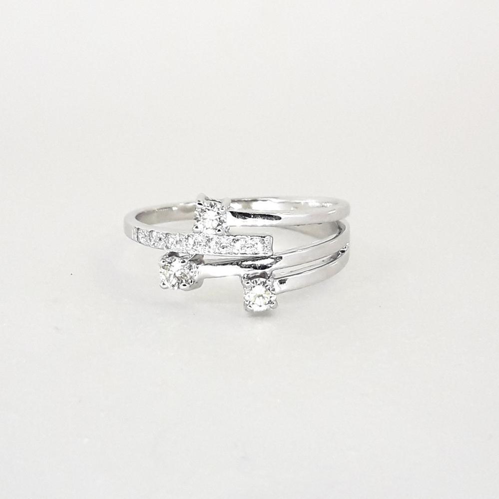 Каблучка в білому золоті 585 проби з діамантами