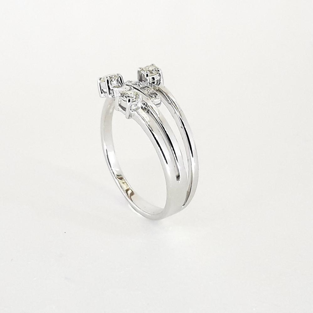 Каблучка в білому золоті 585 проби з діамантами