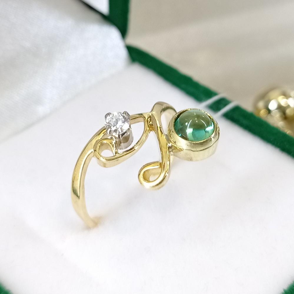 Золота каблучка з смарагдом та діамантом проба 750
