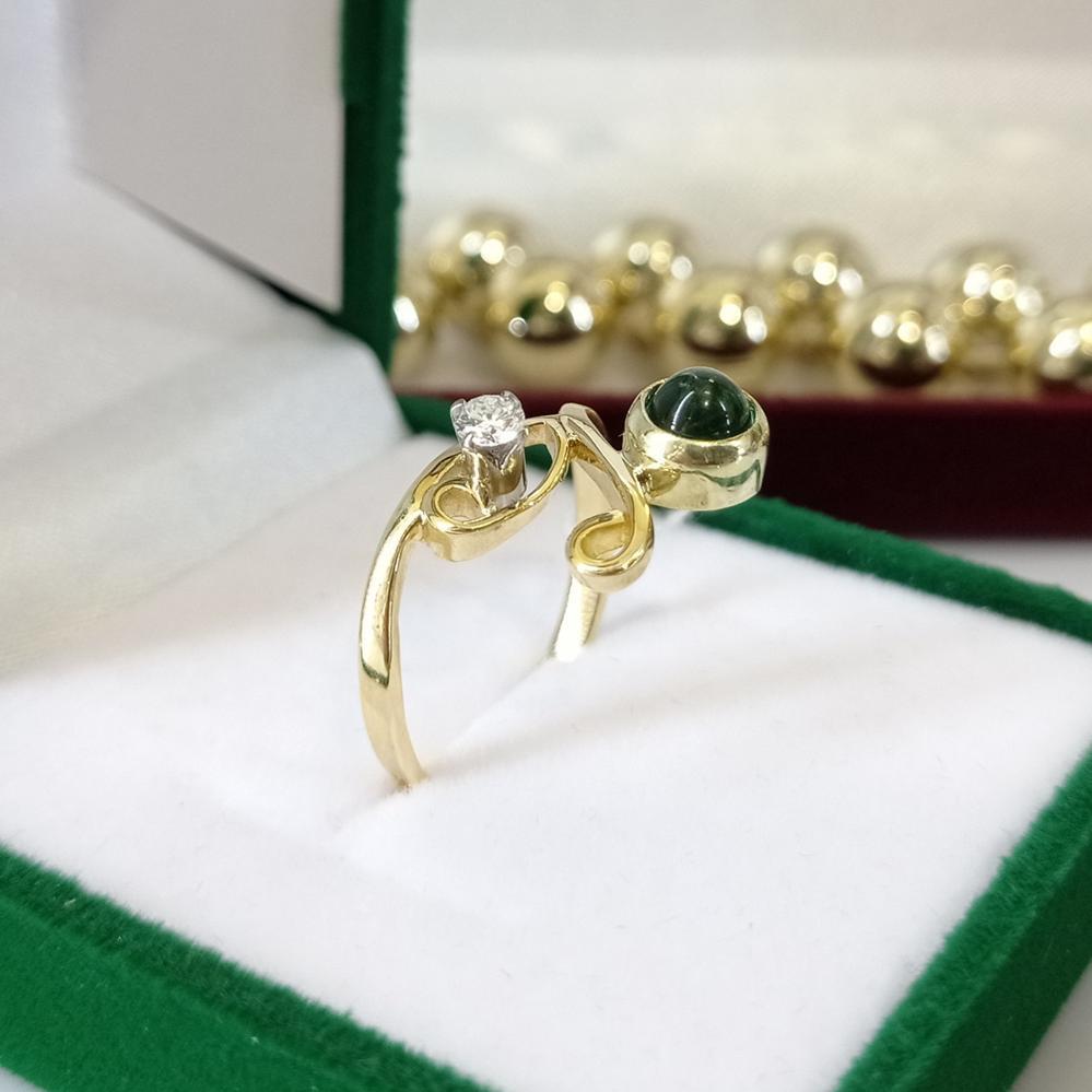 Золота каблучка з смарагдом та діамантом проба 750