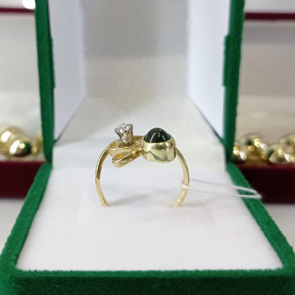 Золота каблучка з смарагдом та діамантом проба 750