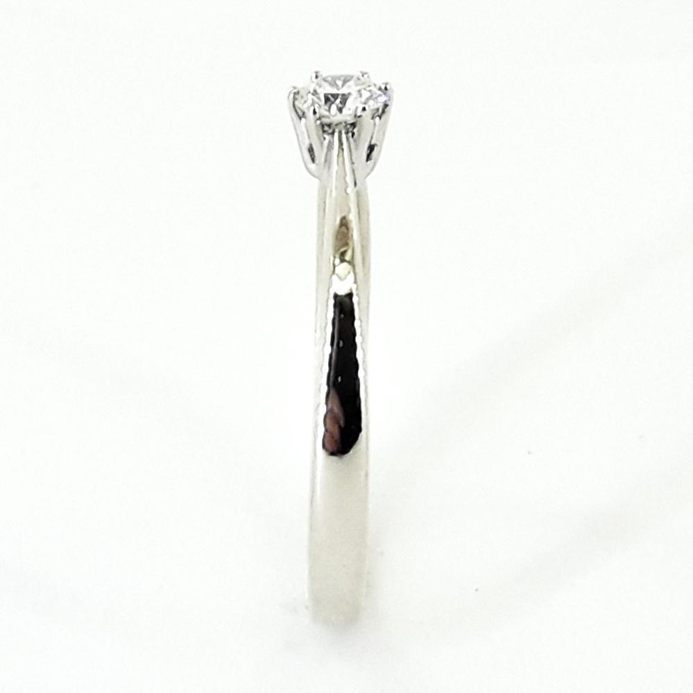 Золота каблучка з білого золота з діамантом 585 проби 17 розмір