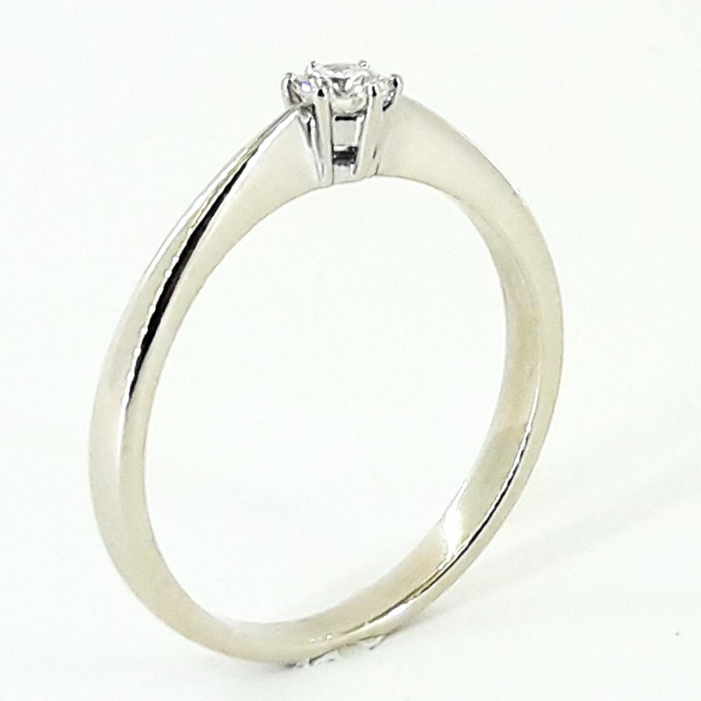 Золота каблучка 585 проби білого золота з діамантом 17 розмір