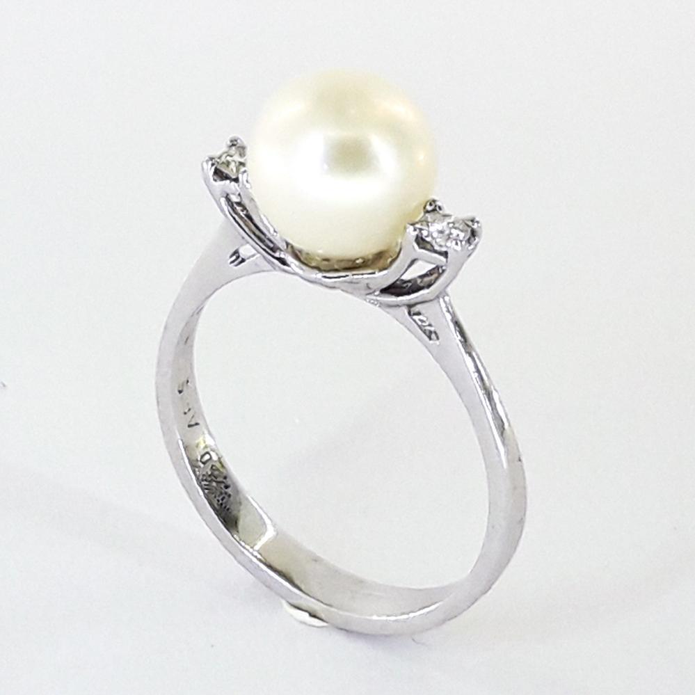 Золота каблучка з білого золота з діамантами і перлами