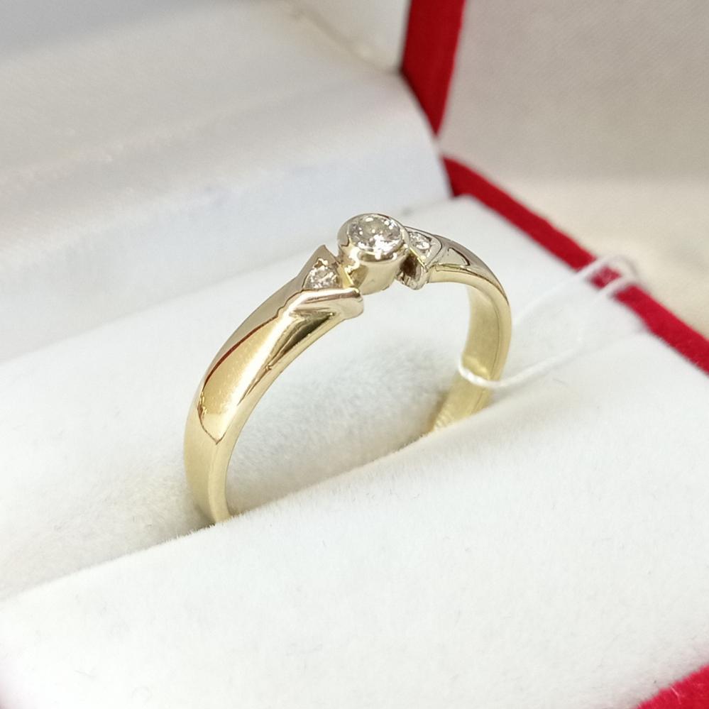 Золота каблучка з діамантами