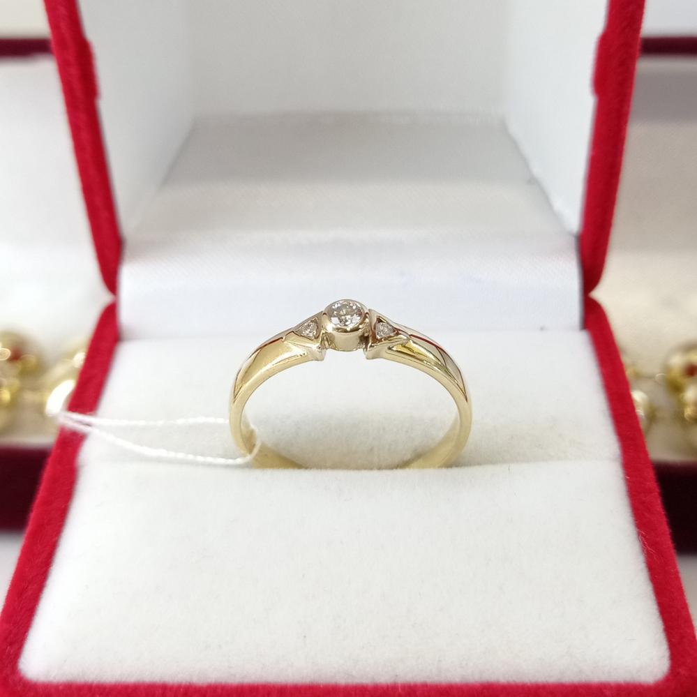 Золота каблучка з діамантами