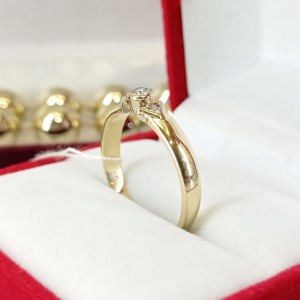 Золота каблучка з діамантами